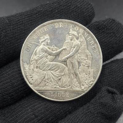 「木头集藏」“春启藏心”——章牌精品专场 - A.Borrel～法国里尔商会银章，直径：37 mm，23 g，边铭：丰饶角 ARGENT，正面刻画里尔城市女神和手持法语“劳动“牌匾的天使 背面刻画里尔市城市盾徽 名家设计，品相不错！