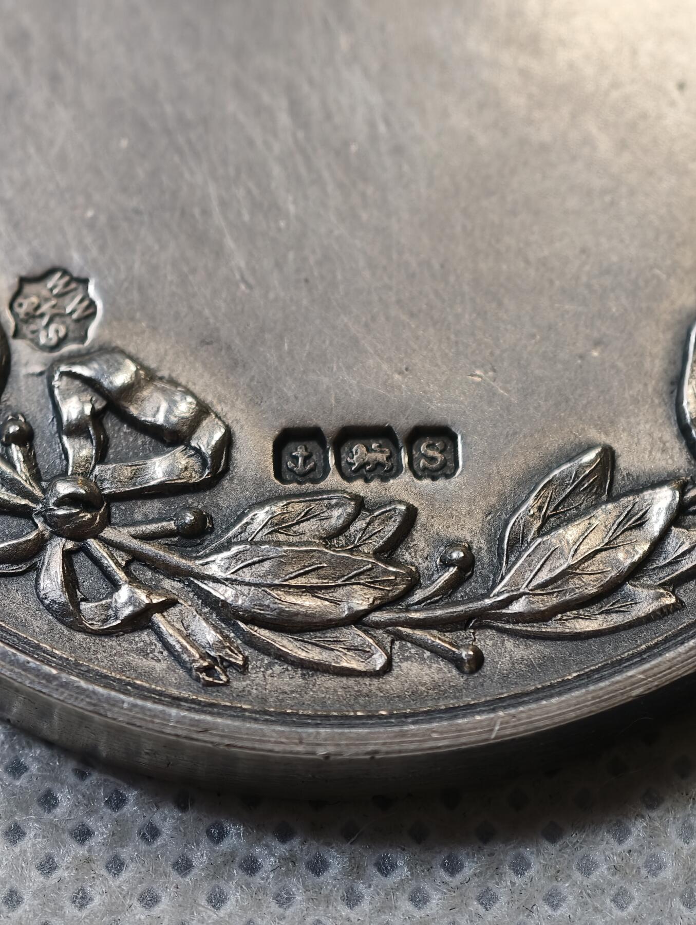 甄臻铺-世界币章拍卖（第56期），送拍享返佣金等优惠多多 英国Bristol 1917年音乐节银质纪念章，直径41.5毫米，重40.2克。正面“Bristol Musical Competition Festival”字样，背面花环装饰