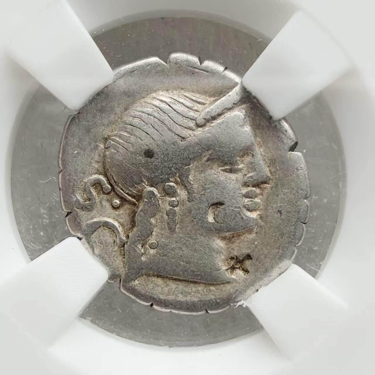 瓶子🏺第234期拍卖会  古罗马共和时代狄纳里银币，发行于公元前79年，由制币官C. Naevius Balbus主持铸造，正面为爱与美之神维纳斯的侧面头像，发丝与冠饰刻画细腻。背面为胜利女神驾驭驷马战车的动态场景，是罗马扩张时期精神的缩影。重3.72克。边缘带有锯齿纹，是古罗马为防止剪边盗银而设计的防伪工艺，体现了当时造币技术的成熟。