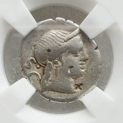 瓶子🏺第234期拍卖会 -  古罗马共和时代狄纳里银币，发行于公元前79年，由制币官C. Naevius Balbus主持铸造，正面为爱与美之神维纳斯的侧面头像，发丝与冠饰刻画细腻。背面为胜利女神驾驭驷马战车的动态场景，是罗马扩张时期精神的缩影。重3.72克。边缘带有锯齿纹，是古罗马为防止剪边盗银而设计的防伪工艺，体现了当时造币技术的成熟。