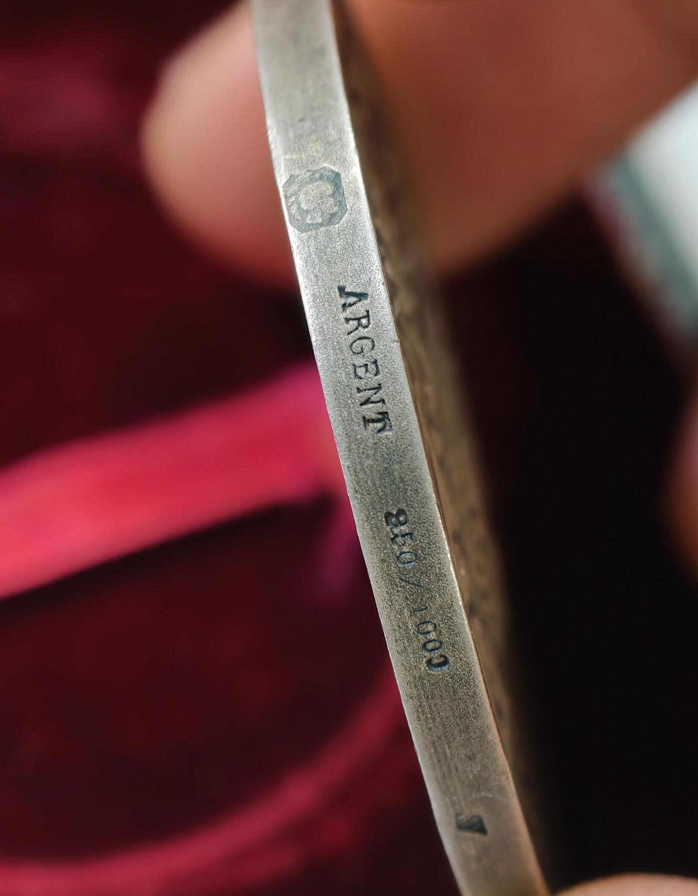 甄臻铺-世界币章拍卖（第56期），送拍享返佣金等优惠多多 法国勒阿弗尔市徽银章，直径40.7毫米，重38.1克，含银量950‰，带原装盒子。正面是勒阿弗尔市徽，火盆上的蝾螈，下方船锚麦穗，边缘月桂枝叶，边缘有个老磕。