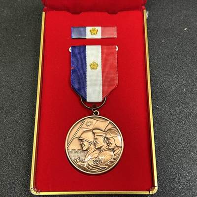 西秦中古拍卖第八十一期  - 民国金门战役奖章 带勋略原盒完整一套 退台后