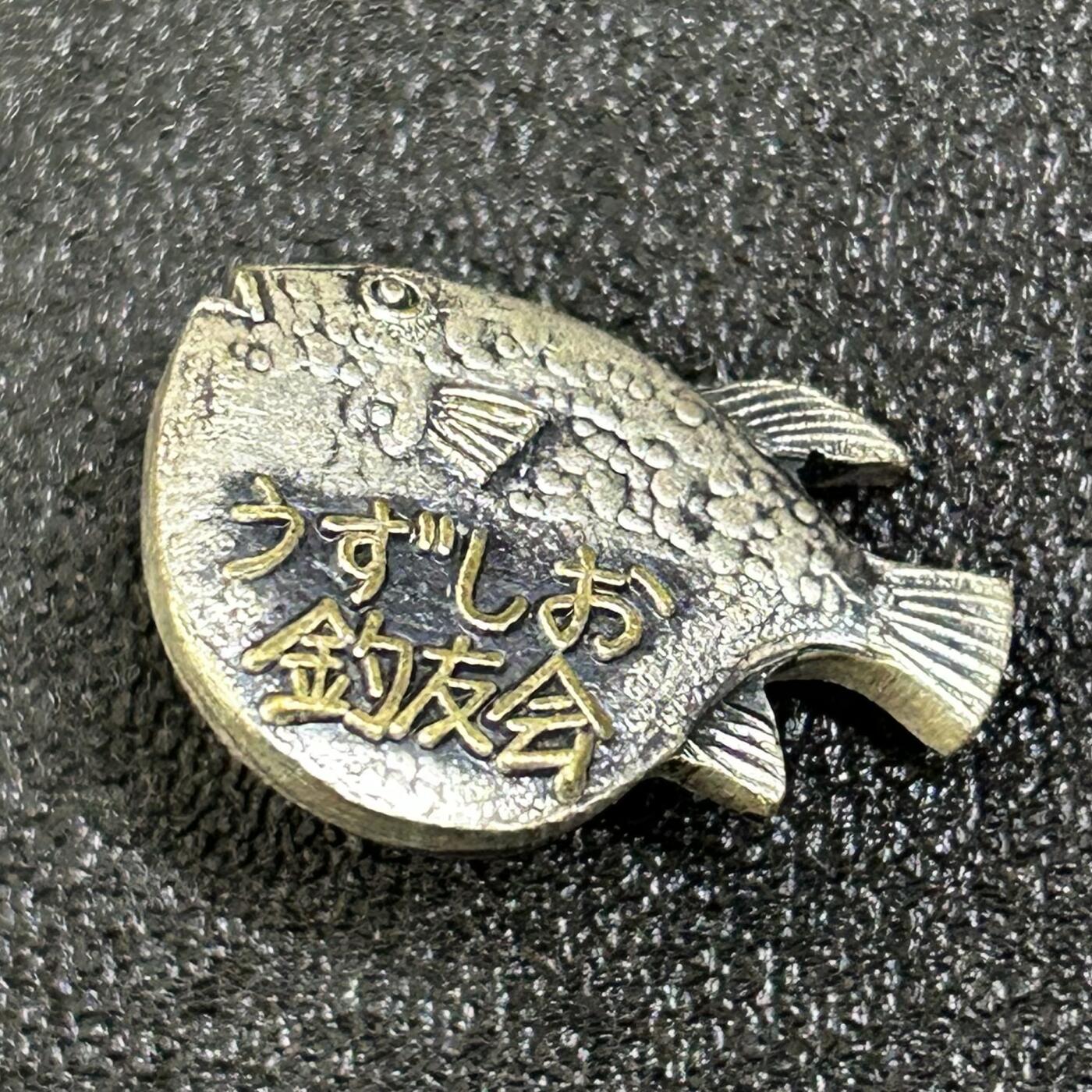 西秦中古拍卖第八十一期  日本昭和时代 日本钓鱼协会证章 轮杆弯了