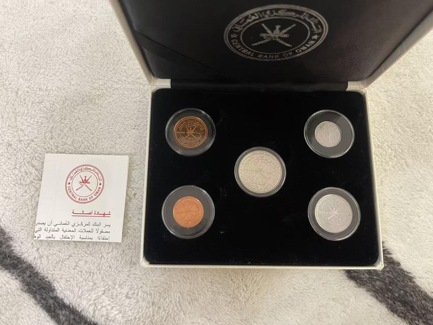 ❤️【币观天下】❤️ 第346期钱币拍卖场- 2026.3.27周五晚上6点半场 长期征集拍品  阿曼2015年官方精制套币 原包装 高级皮盒包装