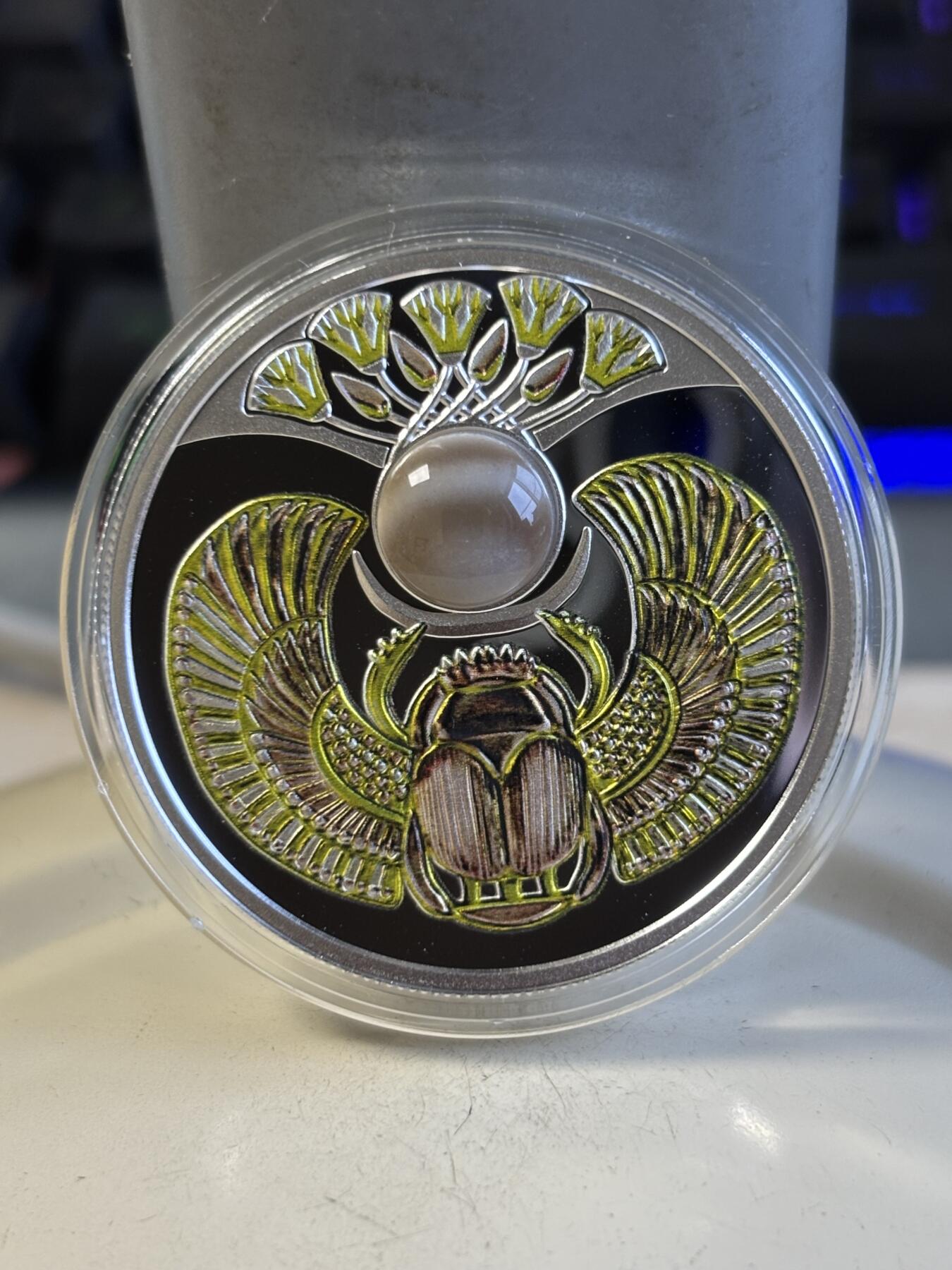 第195期拍卖 纽埃2022年古埃及圣甲虫系列9镶条纹燧石镀金银币，999银，17.5克，发行600枚