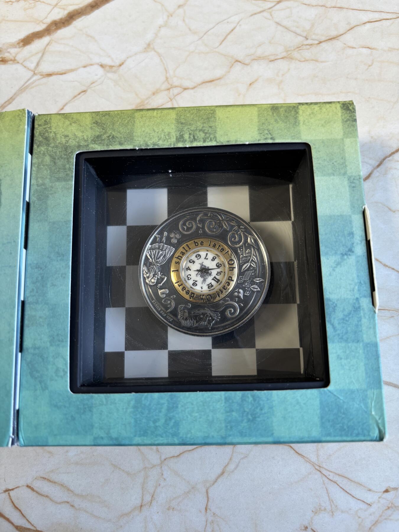 第195期拍卖 图瓦卢2015爱丽丝诞生150周年镶嵌实体时钟纪念银币，999银，发行2500枚