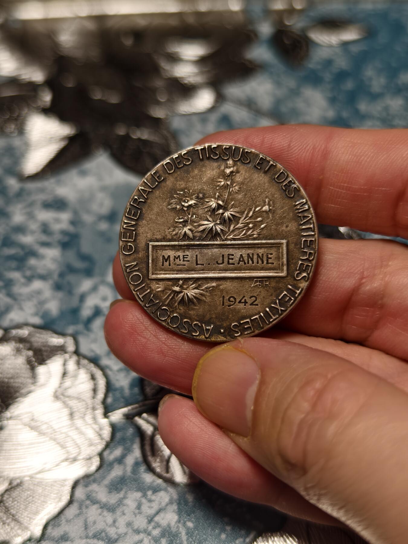 抚柳草堂-第十九期章牌钱币  奖章勋章限时免佣 满百包邮 放漏专场 1942法国纺织品和纺织材料总协会镀银大铜章  直径36mm   22.3g 正面高浮雕了工人操作纺织机的场景 是法国新艺术风格工业题材章牌的典型设计 由雕刻师 A. Rive 创作 