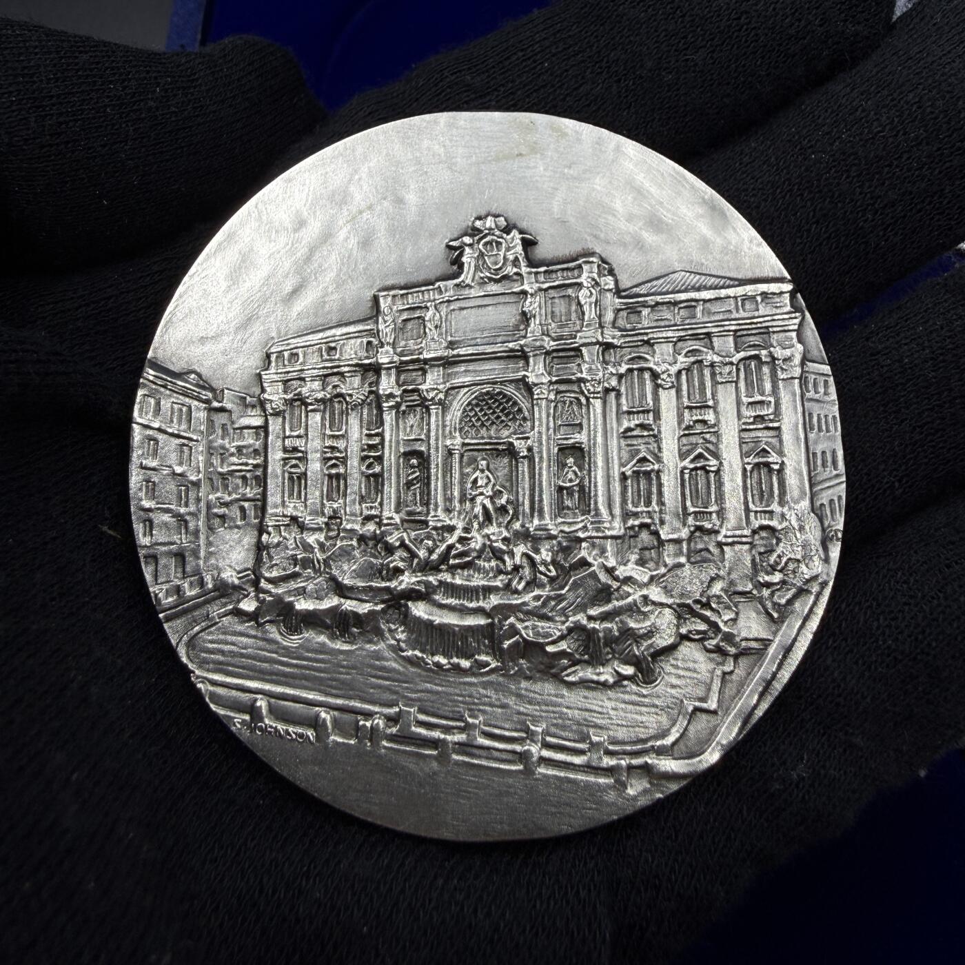 「木头集藏」“春启藏心”——章牌精品专场 Giandomenico～意大利罗马著名景点系列银章四枚原盒套装 ，意大利著名造币厂Stefano Johnson铸造，直径：60mm，四枚总重456克，每枚背面都标有厂铭和含银量800。银章正面展示的是罗马举世闻名的4个景点：特雷维喷泉、圣三一教堂与西班牙阶梯、特里同喷泉、罗马角斗场。