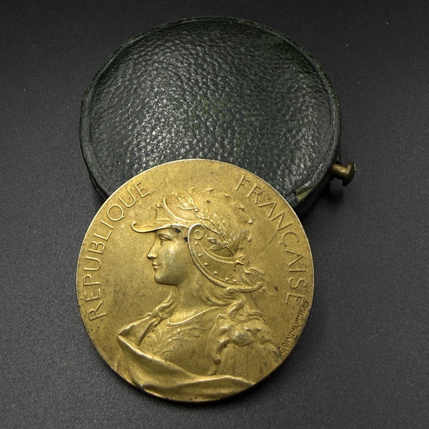 「木头集藏」“春启藏心”——章牌精品专场 G.Prud'homme～法国塞纳省楠泰尔速记员联盟原盒镀金银奖章，直径：41 mm，30.3 g，边铭：菱形厂标 ARGENT，少见戎装玛丽安娜形象，名家作品，原盒正常使用。