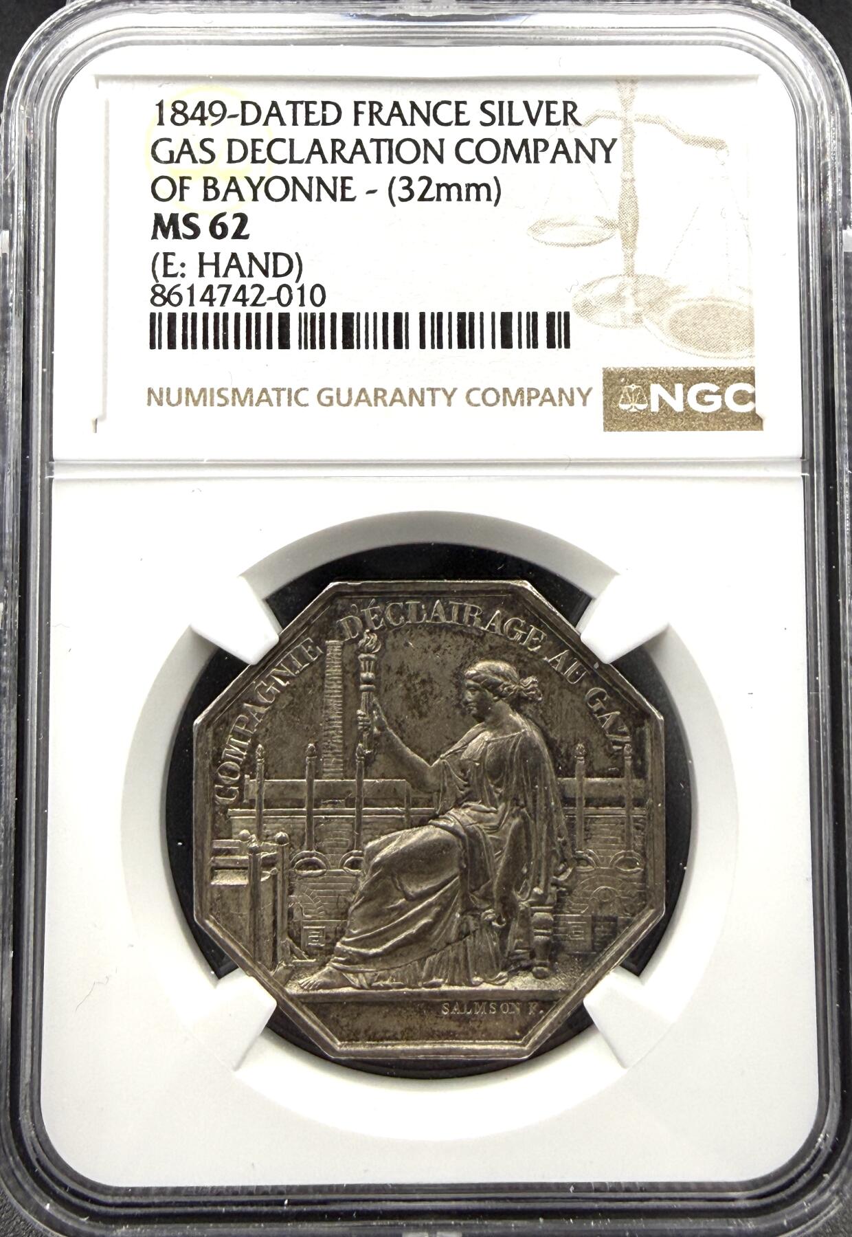 「木头集藏」“春启藏心”——章牌精品专场 1849年法国巴约讷煤气照明公司八角银章，MS 62 ，直径：32 mm，正面女神手持火炬，背景是煤气厂的工业设施管道、烟囱，象征煤气照明为城市带来光明与文明。背面刻画巴约讷市城市盾徽，上方刻画城冠与橡树，代表守护与力量，非常少见的八角，品相不错。