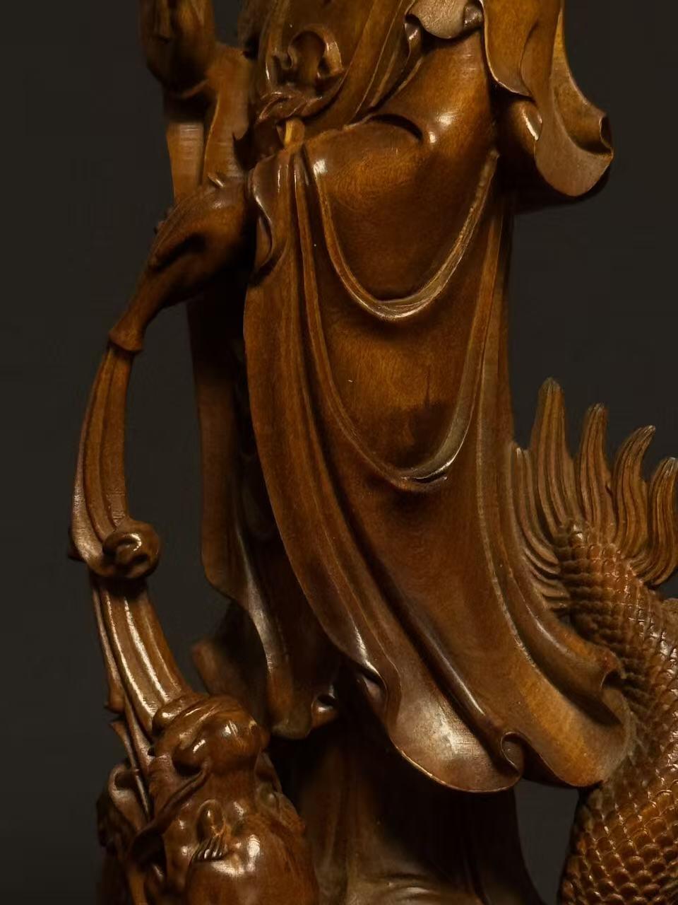 零元拍：黄杨木精雕（古法做旧工艺）观音立像，高约22CM，开脸慈悲宁静，双目微垂，发髻高挽，衣袂飘逸流畅，右手持杨柳枝，左手托净瓶，姿态温婉慈悲，是典型的“杨柳观音”形象。