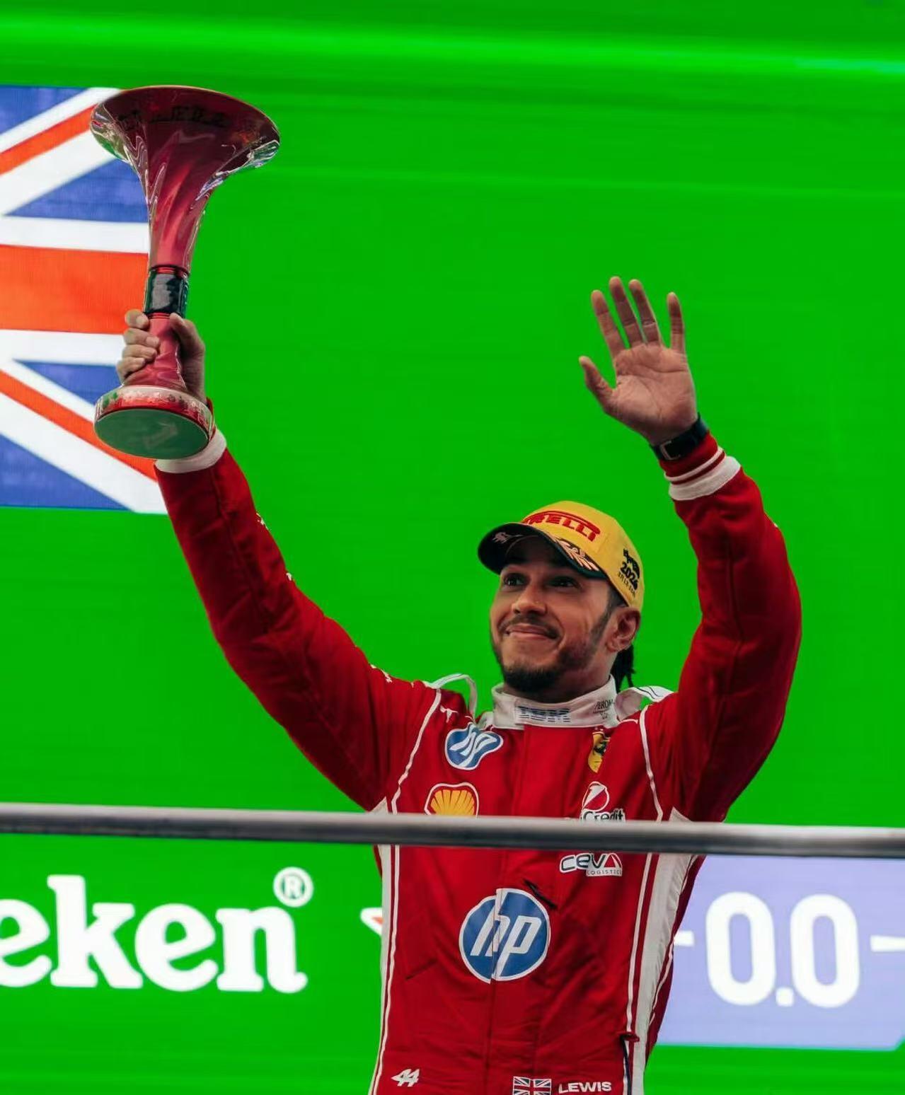 零元拍：F1七冠王刘易斯·汉密尔顿亲笔签名法拉利车队2026赛季44号车手PE车手帽，PUMA出品。极其难得的签了自己赛车的44号以及祝福语Best Wishes和2026年份，签于2026赛季F1中国上海大奖赛！