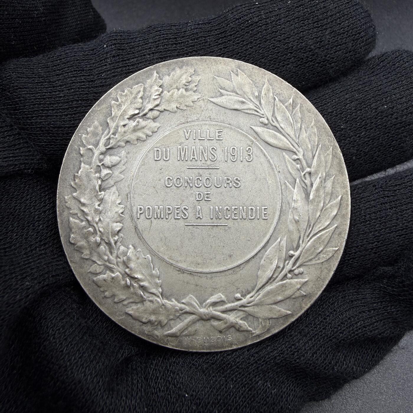 「木头集藏」“春启藏心”——章牌精品专场 A.Dubois～1913年法国勒芒市消防竞赛原盒银奖章，50mm，57.6 g，边铭：丰饶角 1ARGENT，大师经典作品，少见消防题材，品相很好，原盒正常使用