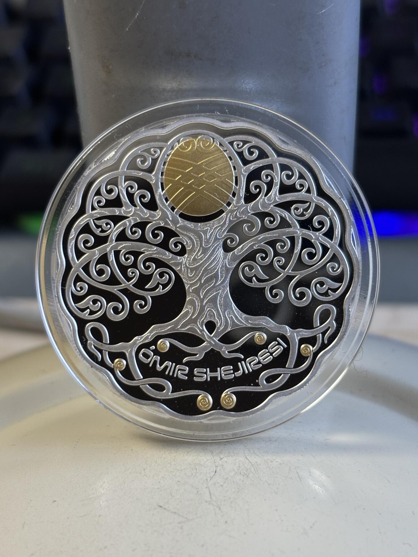 第194期拍卖 哈萨克斯坦2021年生命之树1oz银镶金纪念银币 0.03g金，发行7777枚