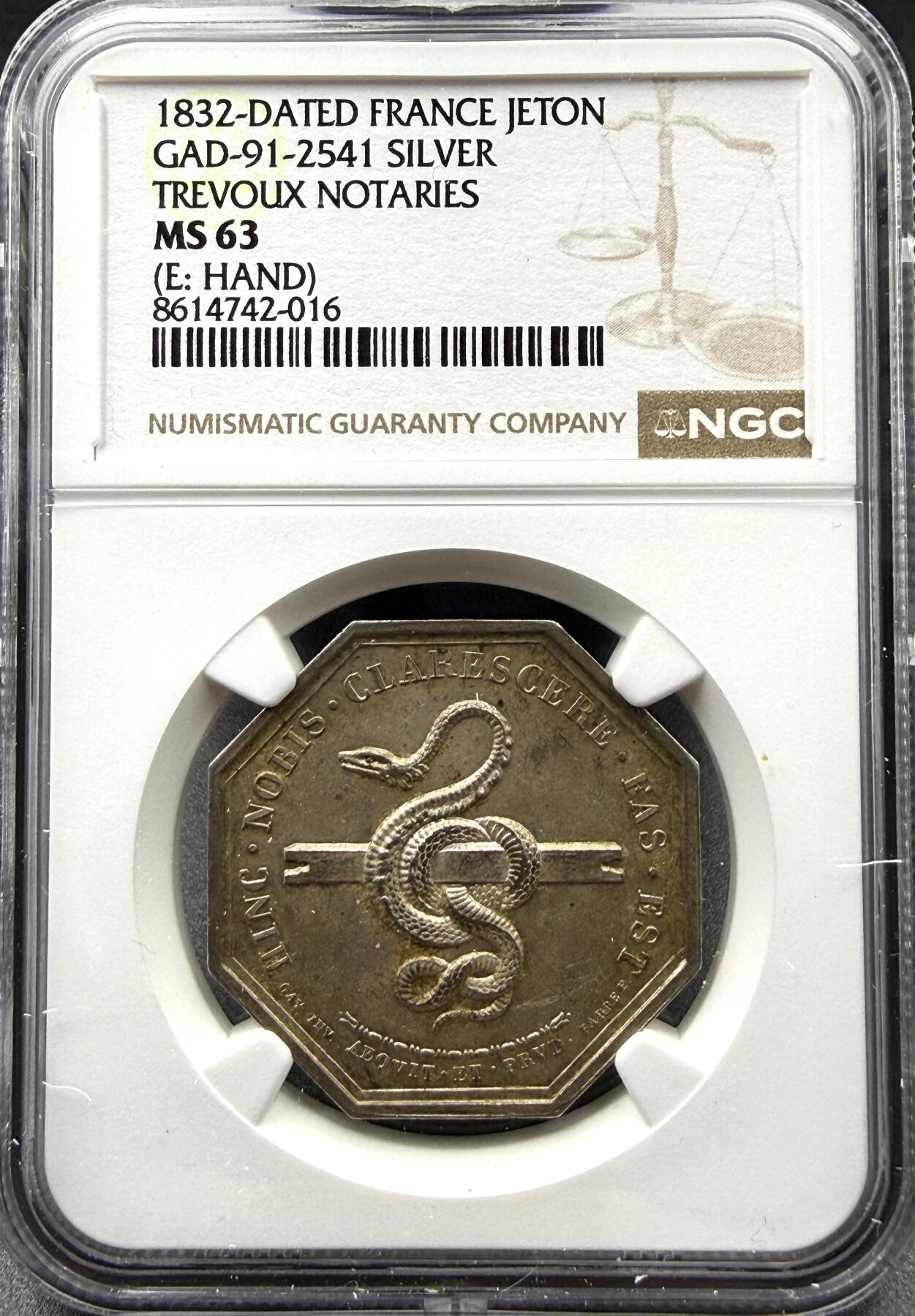 「木头集藏」“春启藏心”——章牌精品专场 BARRE F.～法国特雷武公证人八角银章，MS 63 ，直径：32 mm，正面拉丁语：HINC NOBIS CLARESCERE FAS EST，译为：由此，我们得以明晰事理；背面NOTAIRES DE L'ARRONDISSEMENT DE TREVOUX，译为：特鲁瓦区公证人协会；绶带铭文FIDES IN PACTIS：诚信于契约，品相不错。