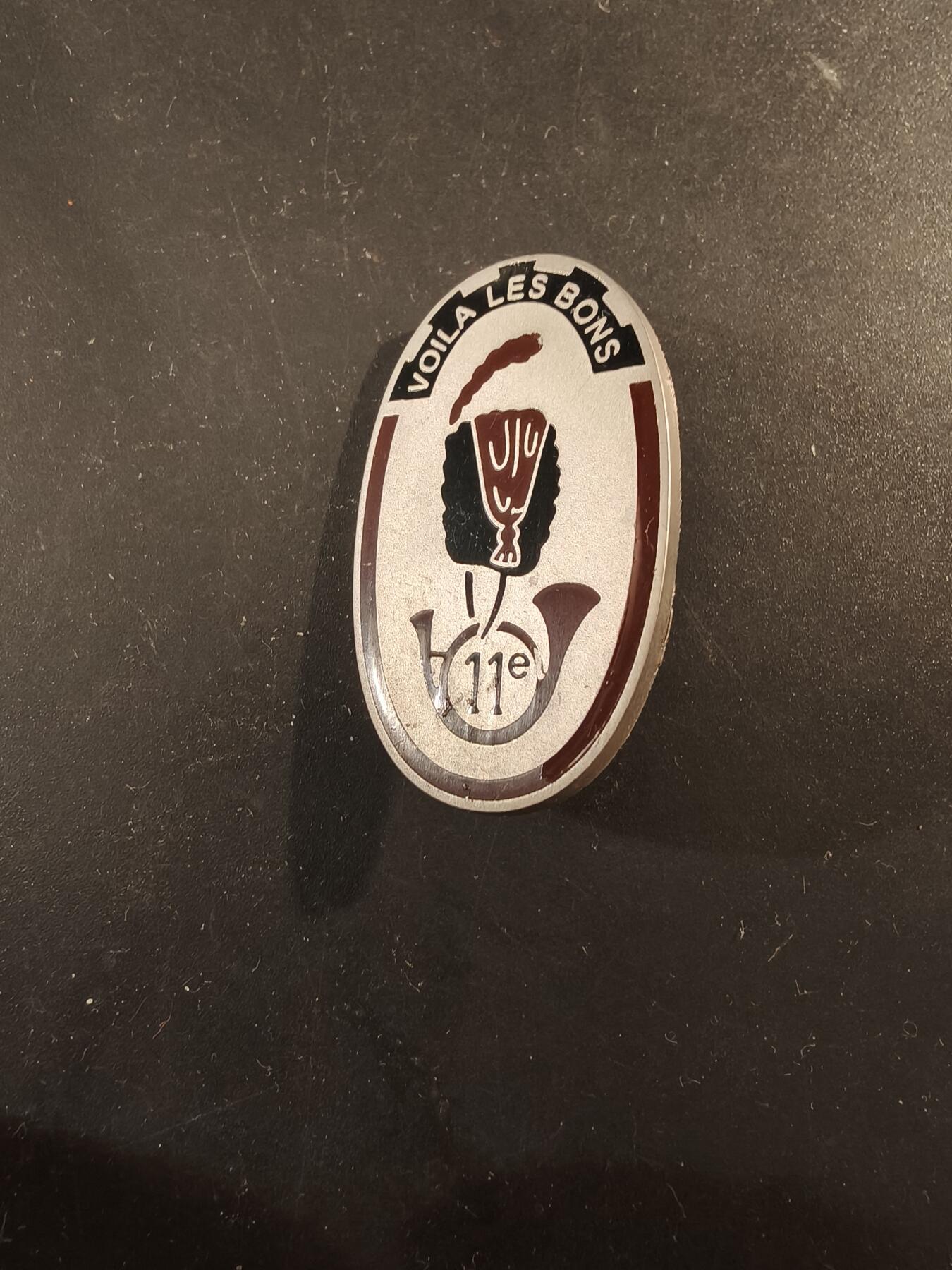 老王徽章第189期 法国陆军第11山地猎兵团证章        第11猎兵团是一支历史悠久的法国装甲骑兵部队，该团在不同历史时期曾驻扎在不同的地点，包括柏林和比奇等地