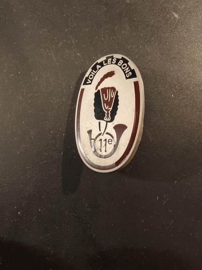 老王徽章第189期 - 法国陆军第11山地猎兵团证章        第11猎兵团是一支历史悠久的法国装甲骑兵部队，该团在不同历史时期曾驻扎在不同的地点，包括柏林和比奇等地