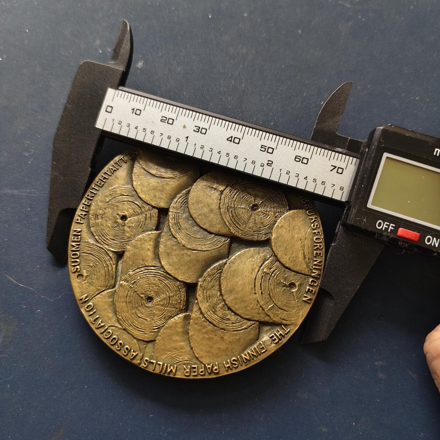 【全场包邮】纯粹捡漏拍515场 【铜章】芬兰造纸厂协会成立50周年72毫米纪念大铜章（雕塑家艾莫·图基艾宁创作）