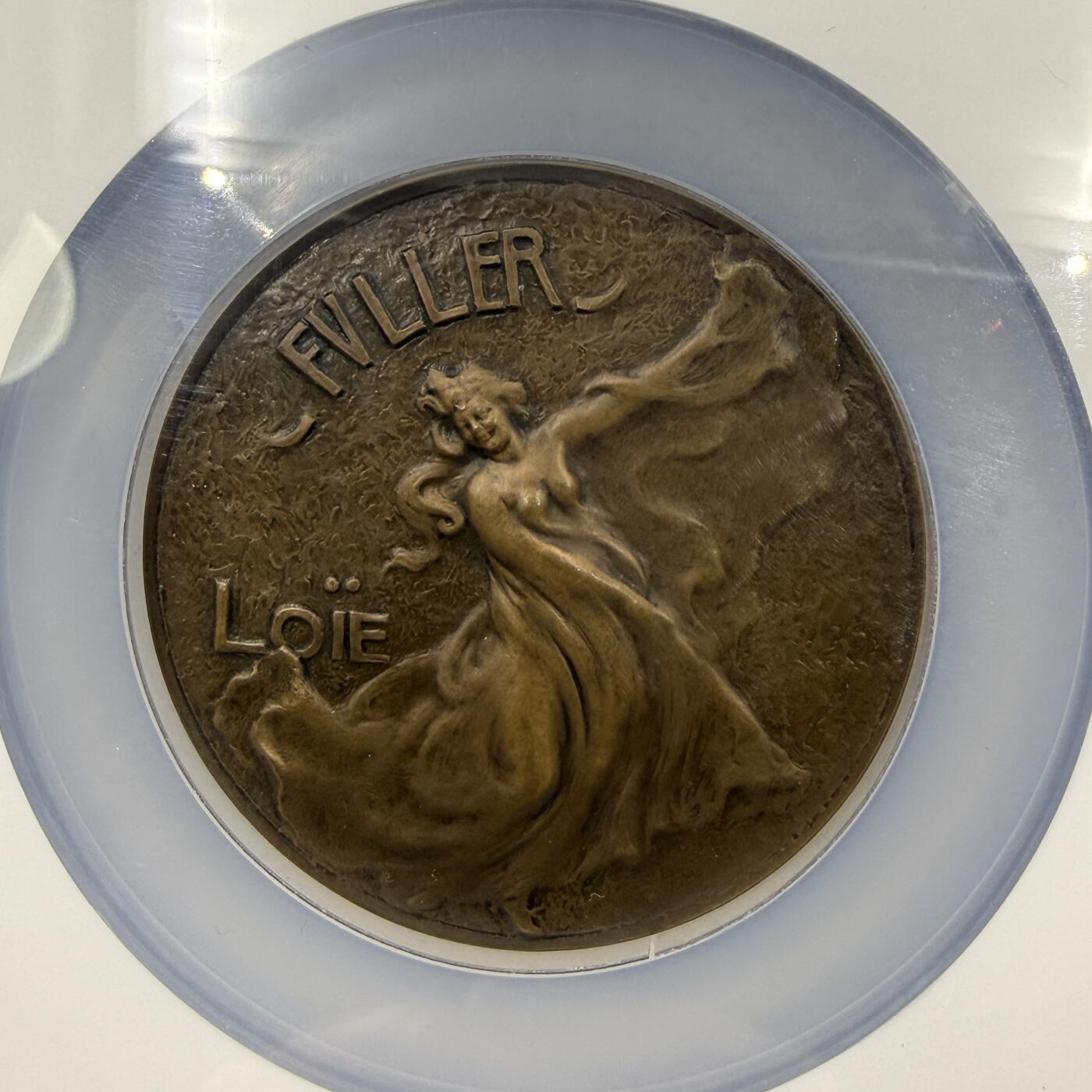 「木头集藏」“春启藏心”——章牌精品专场 P.Roche～法国SAMF协会8号作品铜章“ 洛伊·富勒”，MS 64 BN，法兰西章牌之友协会（SAMF）1902年发行，直径：55mm，品相绝佳，铜章发行量仅157枚，边铭：丰饶角BRONZE 火蝾螈 限量编号266，正面是洛伊·富勒极具辨识度的纱裙舞姿态，完美还原了她“光与纱共舞”的舞台风格。SAMF协会章是法国新艺术章牌最杰出的代表，历来受到章牌收藏者的追捧。