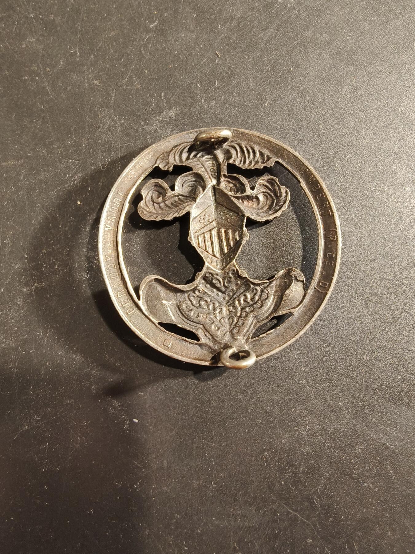 老王徽章第189期 法国装甲兵贝雷帽徽   银色