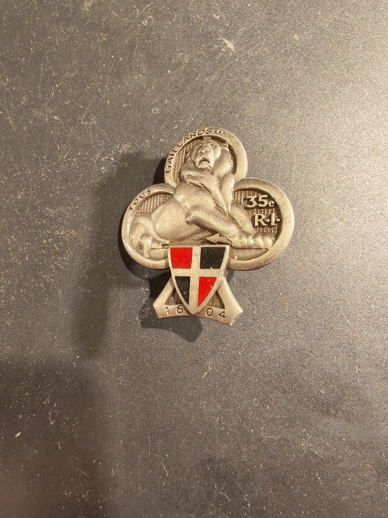 老王徽章第189期 法国陆军第35步兵团证章    该团是法国最古老的步兵团之一，成立于1604年，目前驻扎在贝尔福，该团团徽中心的贝尔福之狮象征着该团在1870-1871年普法战争期间英勇保卫贝尔福的壮举