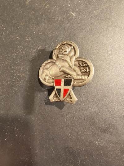 老王徽章第189期 - 法国陆军第35步兵团证章    该团是法国最古老的步兵团之一，成立于1604年，目前驻扎在贝尔福，该团团徽中心的贝尔福之狮象征着该团在1870-1871年普法战争期间英勇保卫贝尔福的壮举