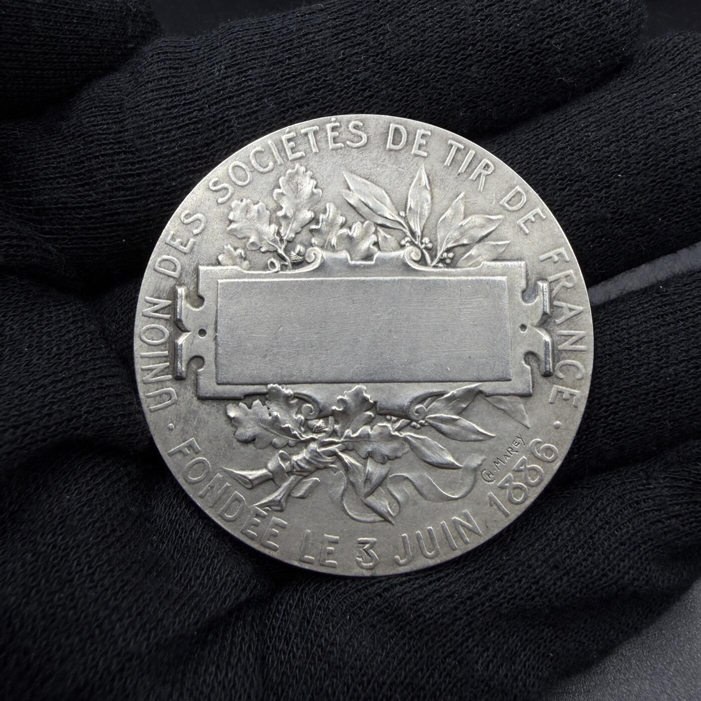 「木头集藏」“春启藏心”——章牌精品专场 P.Lenoir～法国射击协会联盟原盒银奖章，直径：44.5 mm，41.1 g，边铭：菱形厂标 野猪头银标 ARGENT，正面刻画胜利女神手持长号与月桂枝花环，向获奖人飞奔而来。品相不错，原盒正常使用。