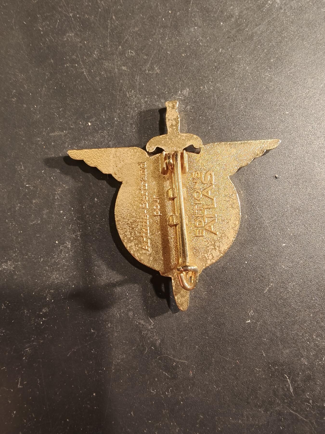 老王徽章第189期 法国陆军第6海军陆战队伞兵团证章      该团成立于1948年，是一支空降步兵单位，拥有悠久的战斗历史。 