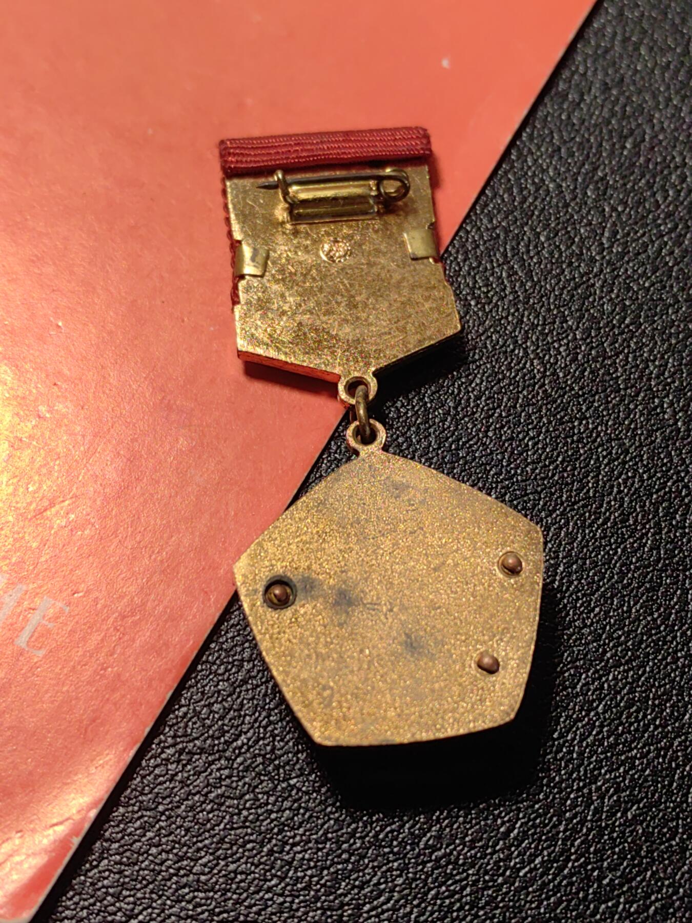 靖甫拍卖第七场 苏联共青团金手大师证章带证 挺精致的铜章