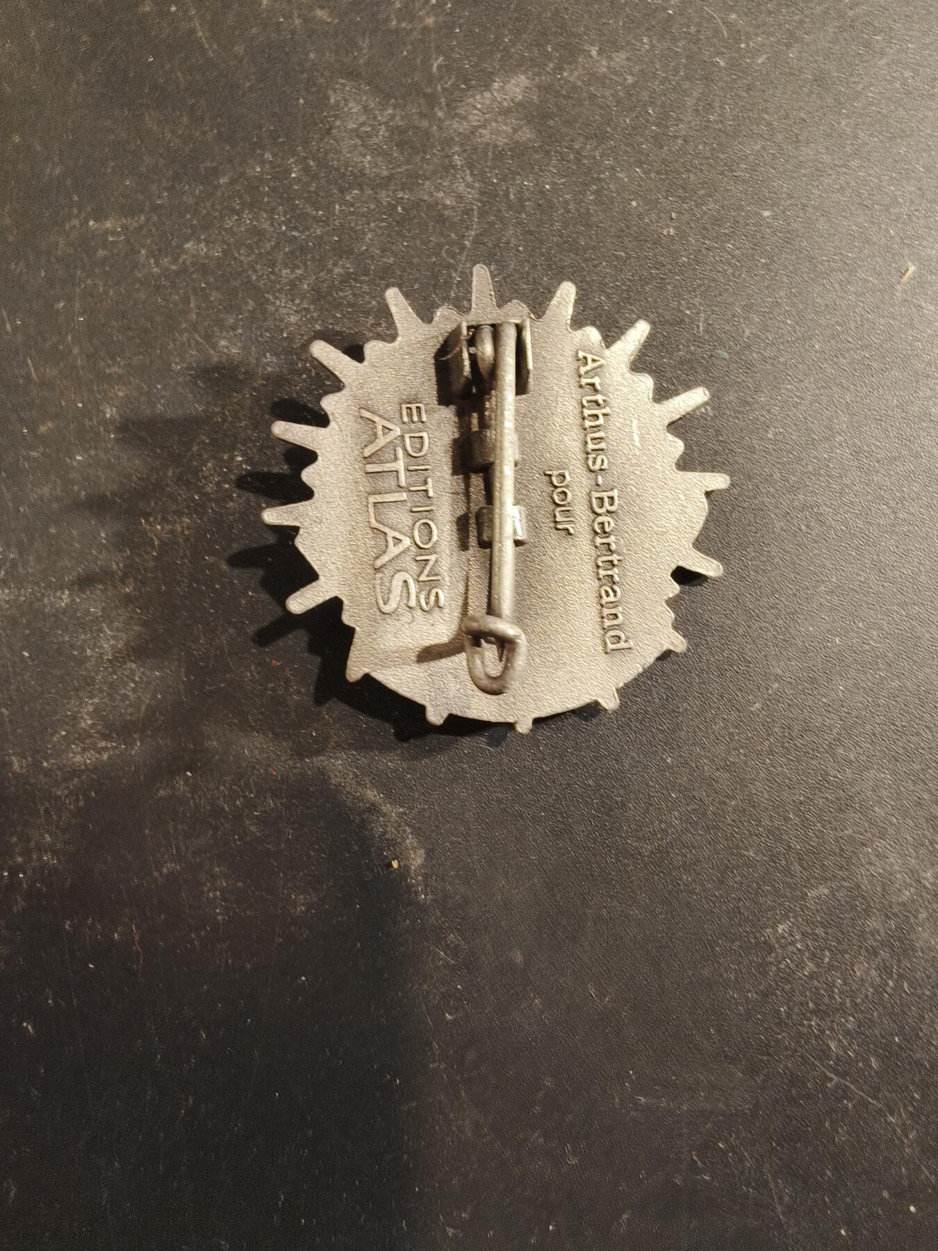 老王徽章第189期 法国陆军第2胸甲骑兵团证章    该团起源于1635年，拥有悠久的历史