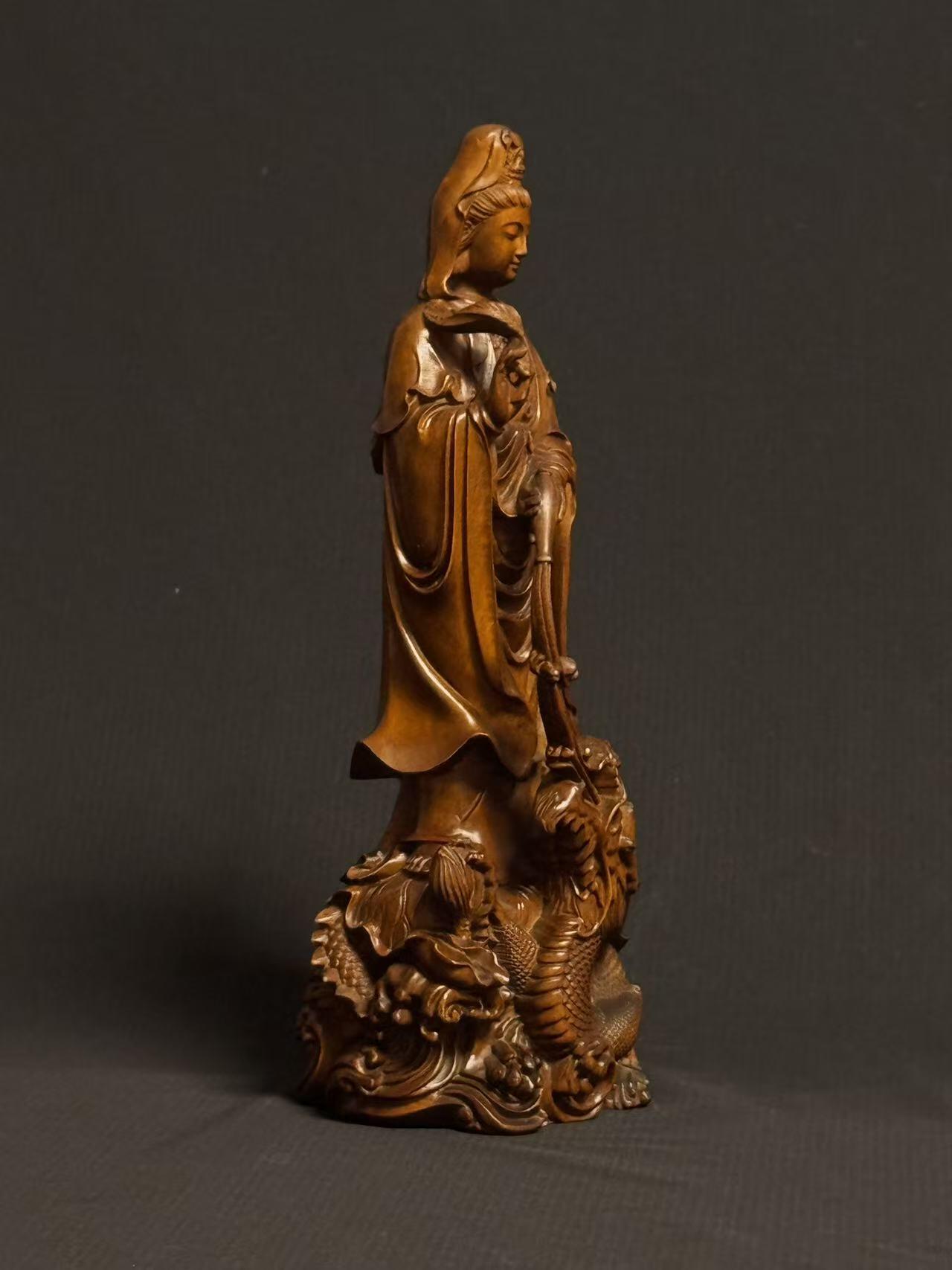 零元拍：黄杨木精雕（古法做旧工艺）观音立像，高约22CM，开脸慈悲宁静，双目微垂，发髻高挽，衣袂飘逸流畅，右手持杨柳枝，左手托净瓶，姿态温婉慈悲，是典型的“杨柳观音”形象。