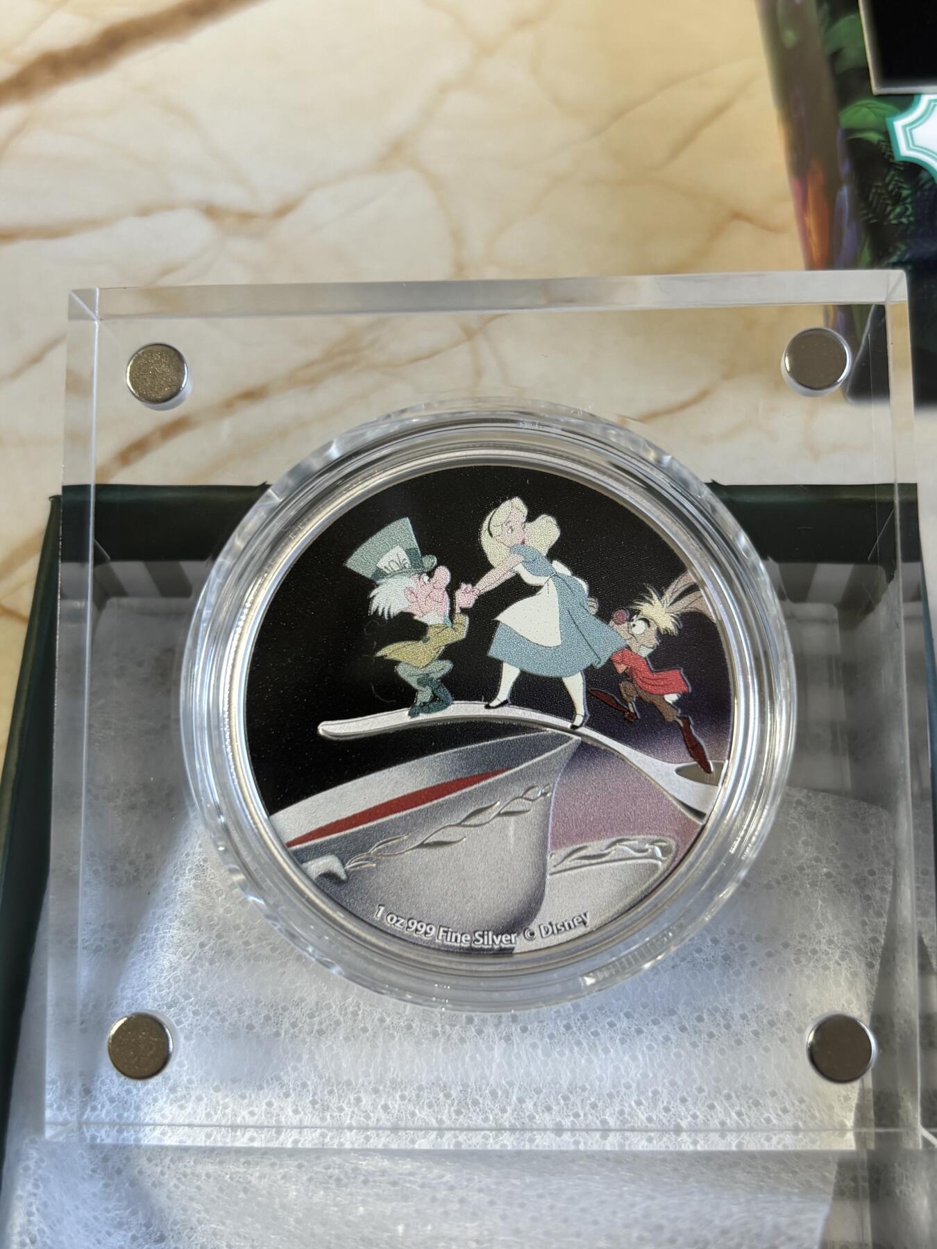 第195期拍卖 纽埃2021迪士尼爱丽丝梦游仙境-疯帽子彩色银币，999银，发行2000枚