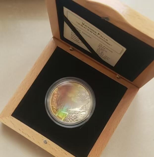 ❤️【币观天下】❤️ 第346期钱币拍卖场- 2026.3.27周五晚上6点半场 长期征集拍品  刚果2003年维多利亚瀑布幻彩银币925银25克，发行5000枚，带证书包装。