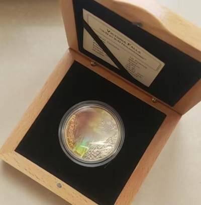 ❤️【币观天下】❤️ 第346期钱币拍卖场- 2026.3.27周五晚上6点半场 长期征集拍品  - 刚果2003年维多利亚瀑布幻彩银币925银25克，发行5000枚，带证书包装。