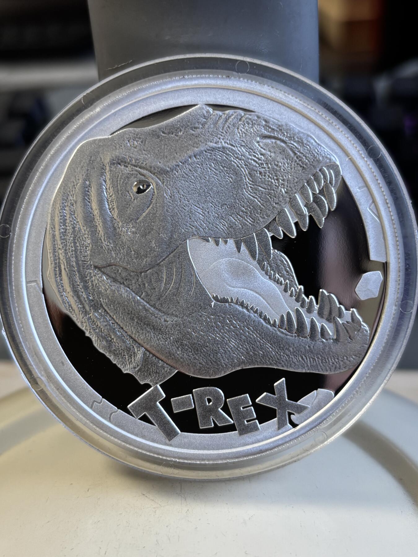 第195期拍卖 图瓦卢2017年恐龙系列霸王龙5盎司精制纪念银币，9999银，发行500枚
