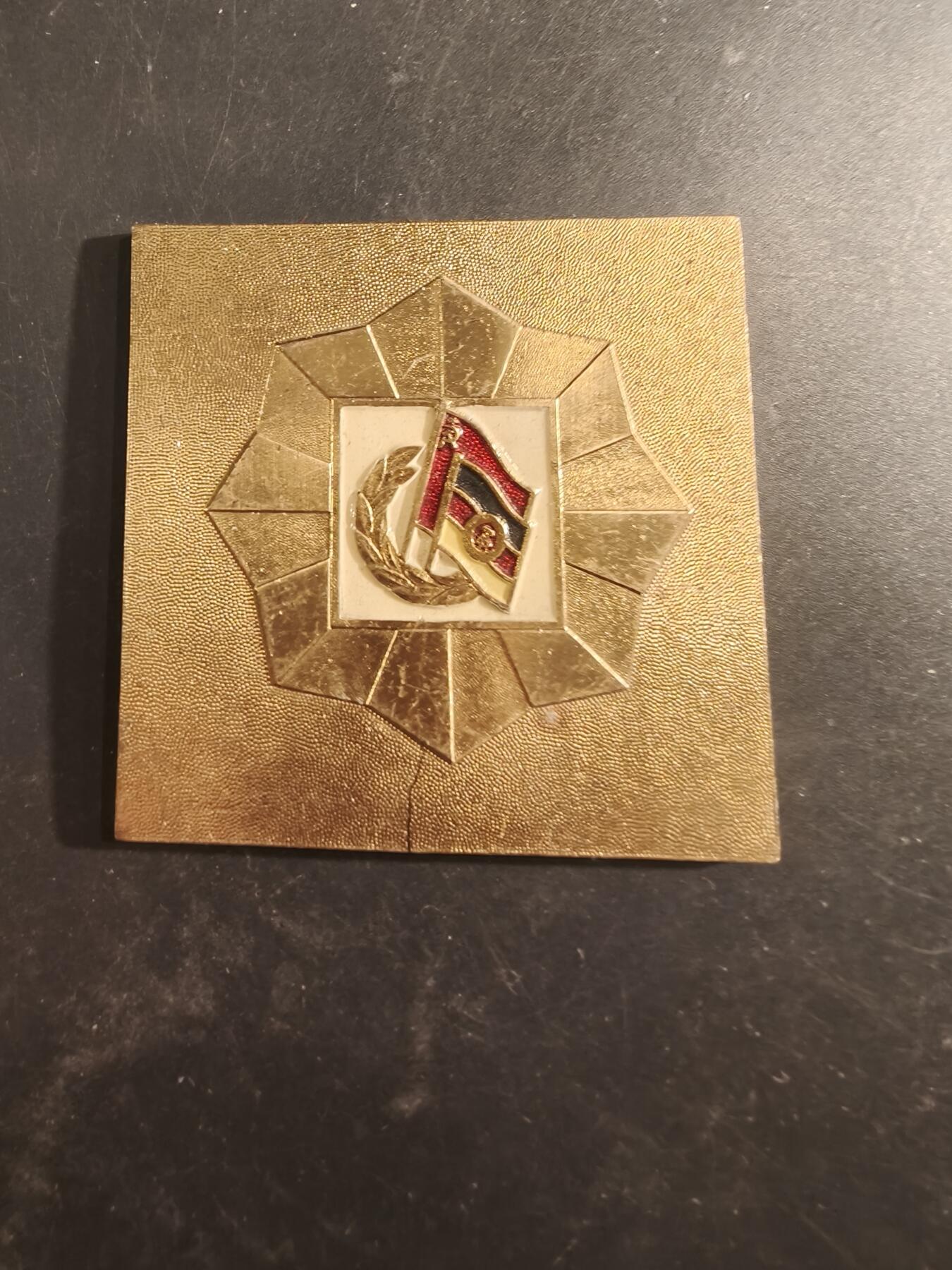 老王徽章第189期 苏联东德友谊方形纪念章      尺寸60×60mm     重量85.6g