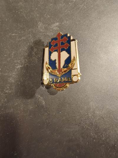 老王徽章第189期 - 法国海军陆战队第3炮兵团证章       该团的历史可追溯至1803年拿破仑·波拿巴创建的部队，目前该部队驻扎在康居尔（Canjuers），隶属于第6轻装甲旅