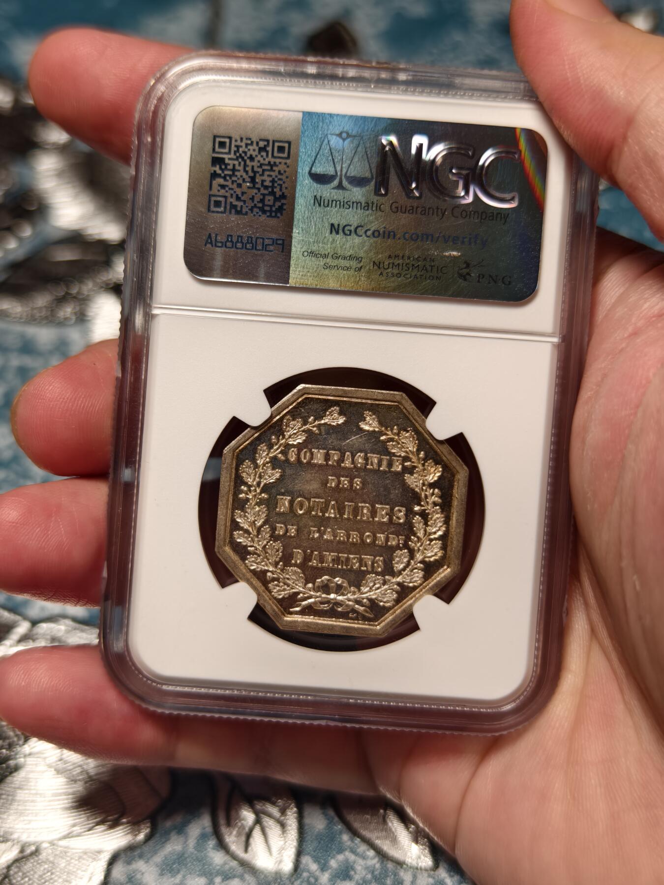 抚柳草堂-第十九期章牌钱币  奖章勋章限时免佣 满百包邮 放漏专场 1854NGC MS64 法国亚眠公证处八角银章 极美品PL底板 950银丰饶角银标