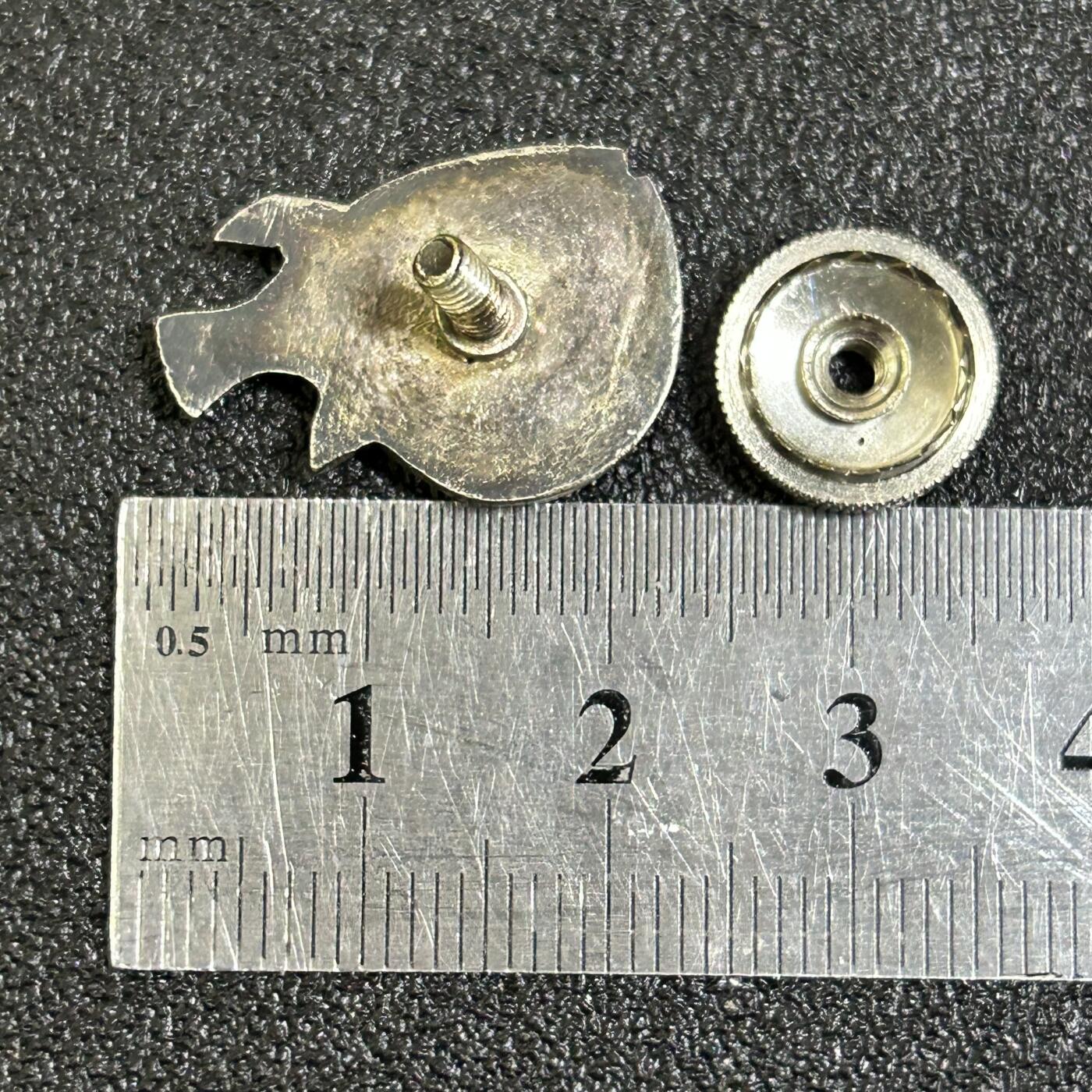 西秦中古拍卖第八十一期  日本昭和时代 日本钓鱼协会证章 轮杆弯了