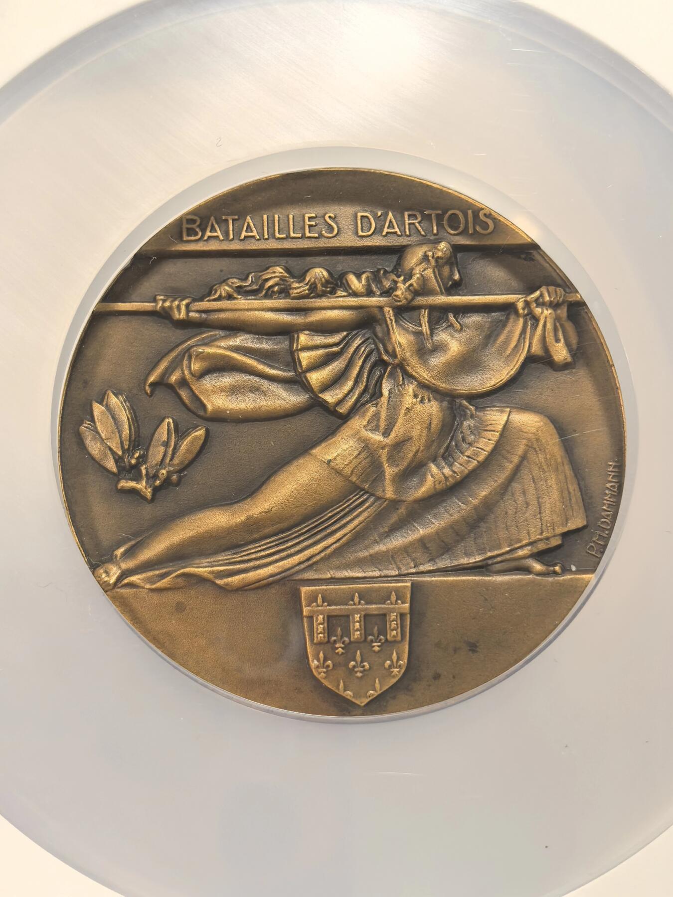 博洋堂“芳菲春韵”3月精品大拍专场暨第166期（全场包邮） NGC MS64BN 法国阿拉斯战役纪念大铜章，59mm，背面是一个镂空窗框设计，框内雕刻了阿拉斯战役中几个关键地点的建筑或地标，这种“镂空框景”设计是达曼的标志性风格之一，通过框内场景引导观者回忆历史事件，极具纪念意义