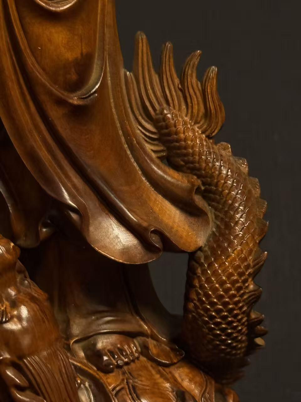 零元拍：黄杨木精雕（古法做旧工艺）观音立像，高约22CM，开脸慈悲宁静，双目微垂，发髻高挽，衣袂飘逸流畅，右手持杨柳枝，左手托净瓶，姿态温婉慈悲，是典型的“杨柳观音”形象。