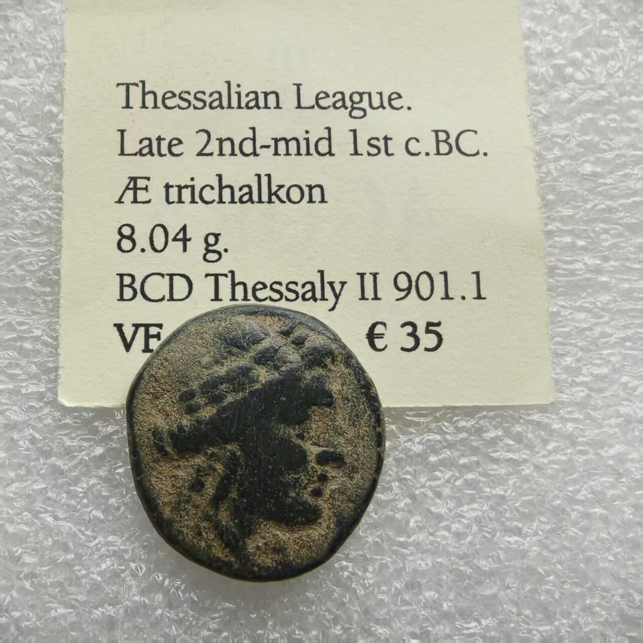 瓶子🏺第234期拍卖会 古希腊塞萨利同盟铜币，公元前2世纪末至前1世纪中叶，面值为三查尔肯（Æ trichalkon），重8.04克，是研究古希腊晚期城邦联盟政治与经济的重要实物。正面阿波罗头像，背面雅典娜站像。 色萨利同盟是古希腊北部色萨利地区多个城邦组成的军事与政治联盟，活跃于公元前4世纪至前2世纪。该同盟在罗马征服希腊前仍保持一定独立性，其钱币多用于内部流通与联盟认同的象征。