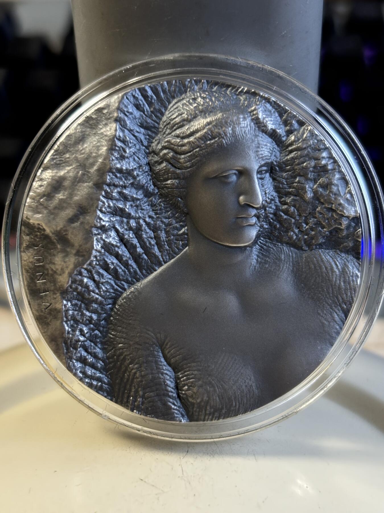 第195期拍卖 纽埃2023年雕塑系列2维纳斯2盎司高浮雕仿古银币,999银，发行500枚