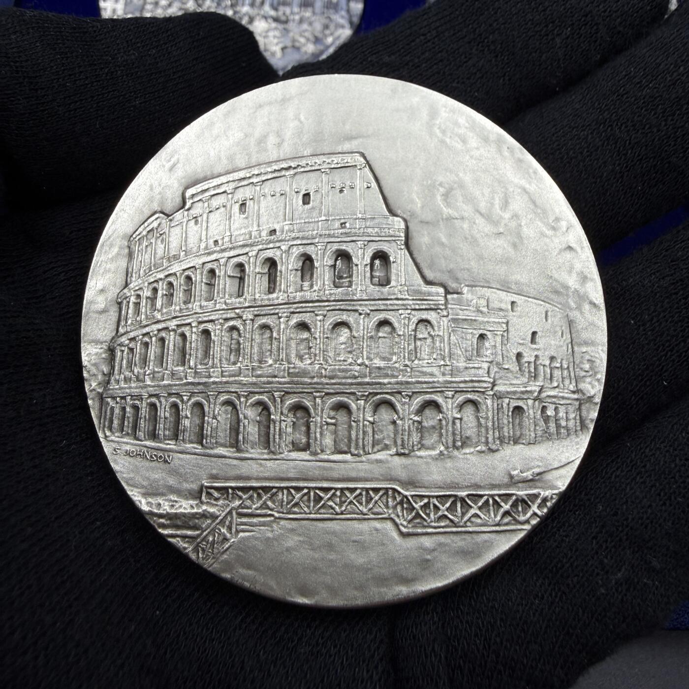 「木头集藏」“春启藏心”——章牌精品专场 Giandomenico～意大利罗马著名景点系列银章四枚原盒套装 ，意大利著名造币厂Stefano Johnson铸造，直径：60mm，四枚总重456克，每枚背面都标有厂铭和含银量800。银章正面展示的是罗马举世闻名的4个景点：特雷维喷泉、圣三一教堂与西班牙阶梯、特里同喷泉、罗马角斗场。