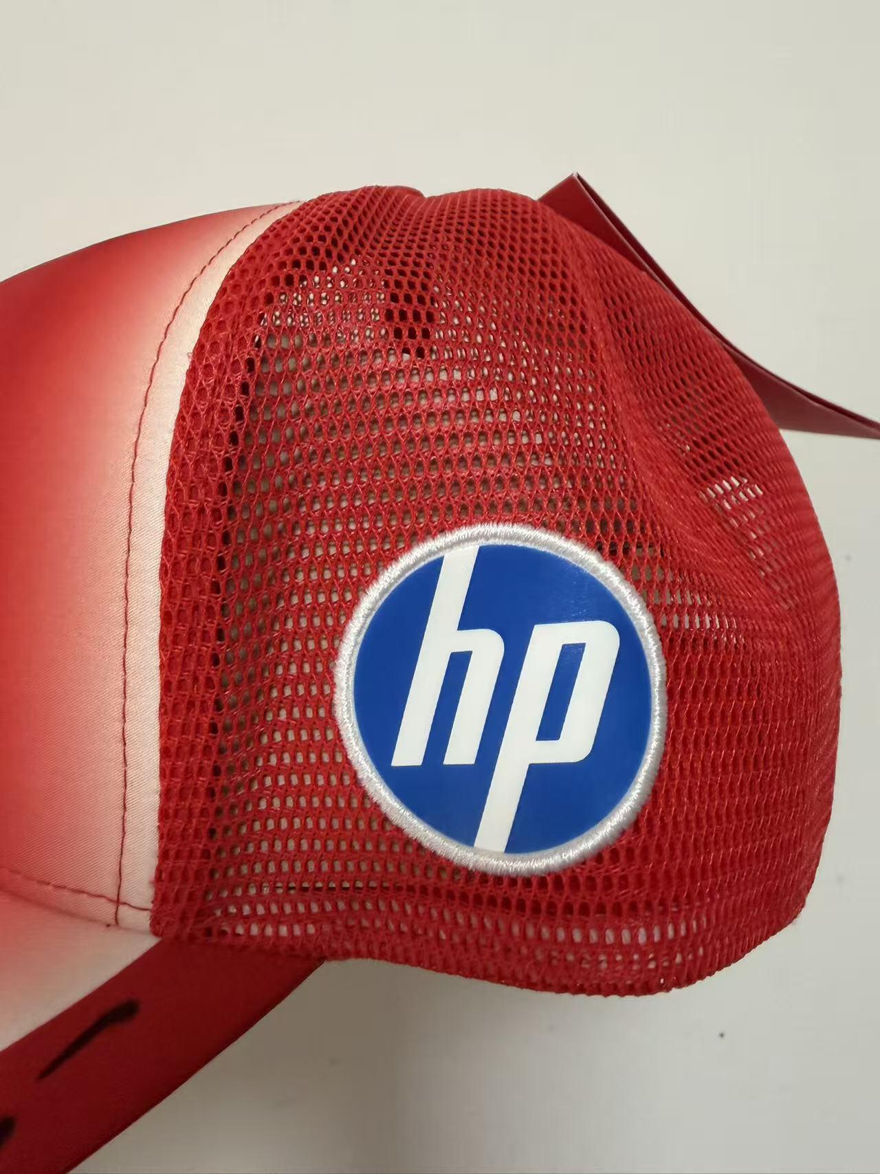 零元拍：F1七冠王刘易斯·汉密尔顿亲笔签名法拉利车队2026赛季44号车手PE车手帽，PUMA出品。极其难得的签了自己赛车的44号以及祝福语Best Wishes和2026年份，签于2026赛季F1中国上海大奖赛！