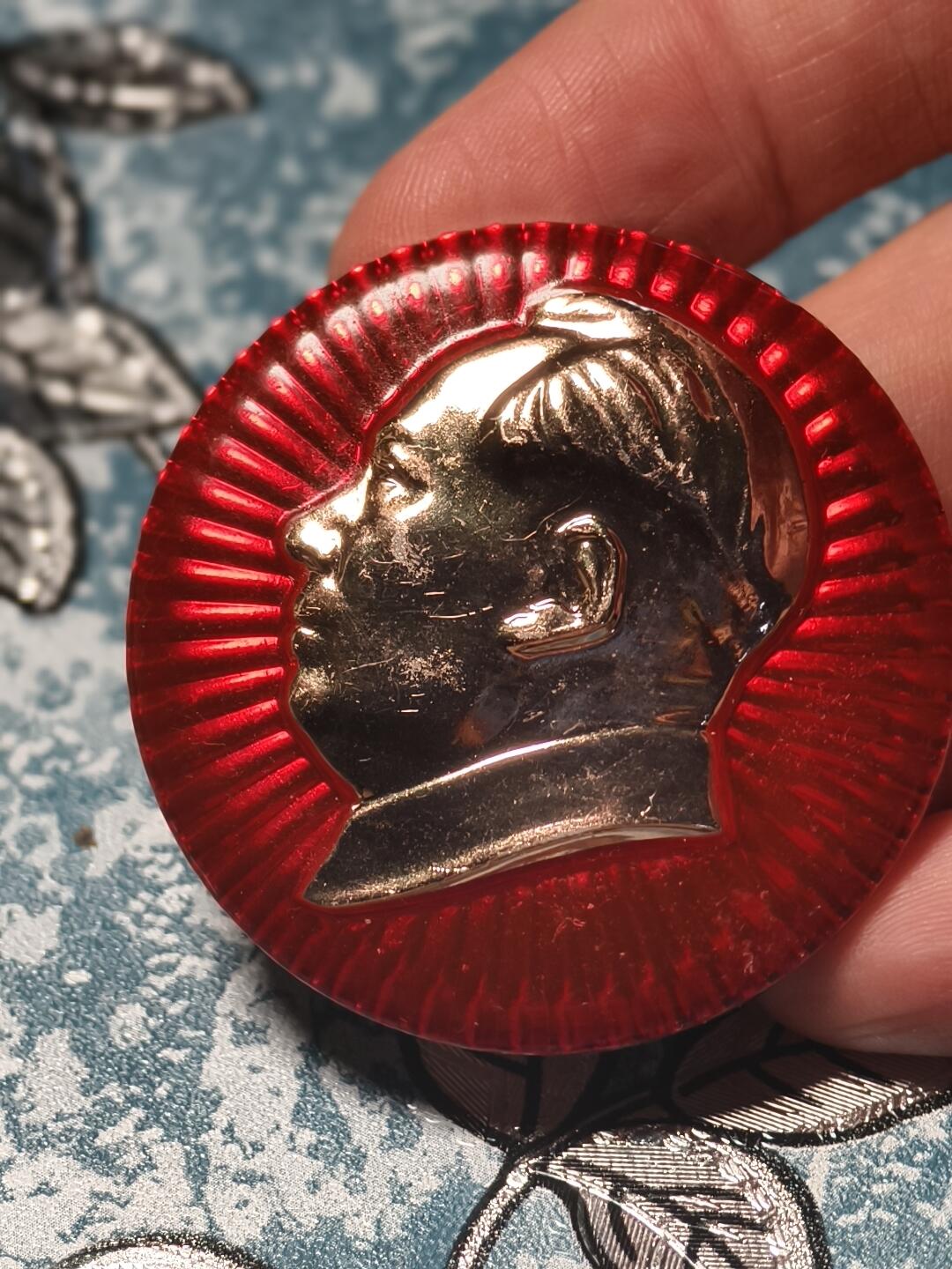 抚柳草堂-第十九期章牌钱币  奖章勋章限时免佣 满百包邮 放漏专场 六七十年代 毛主席像章 铭文毛主席万岁  大尺寸 直径47.5mm