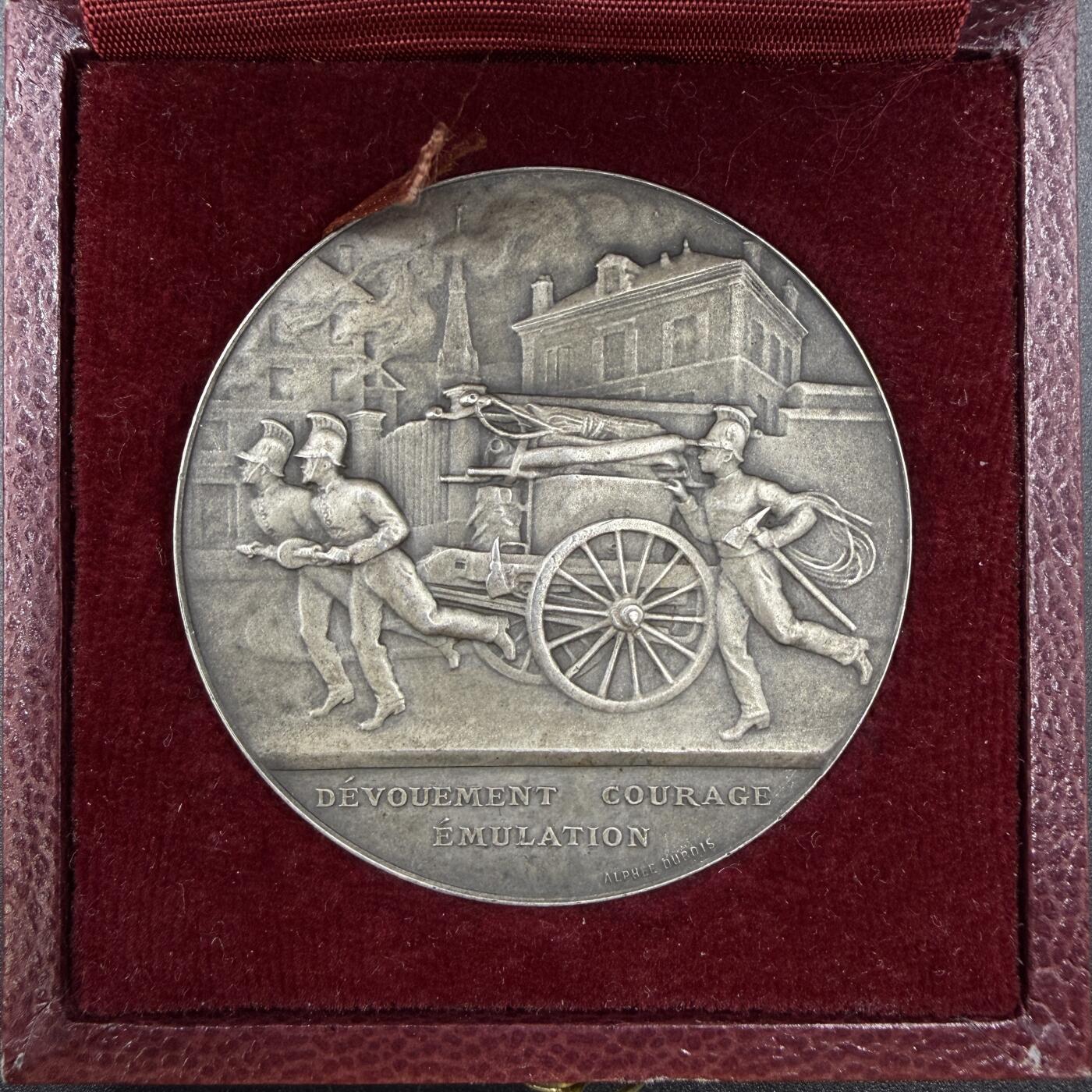 「木头集藏」“春启藏心”——章牌精品专场 A.Dubois～1913年法国勒芒市消防竞赛原盒银奖章，50mm，57.6 g，边铭：丰饶角 1ARGENT，大师经典作品，少见消防题材，品相很好，原盒正常使用