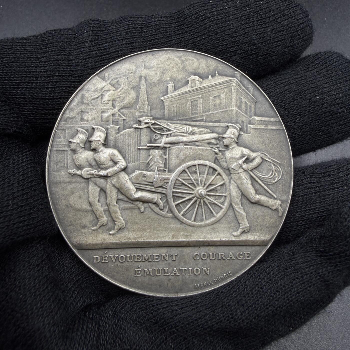 「木头集藏」“春启藏心”——章牌精品专场 A.Dubois～1913年法国勒芒市消防竞赛原盒银奖章，50mm，57.6 g，边铭：丰饶角 1ARGENT，大师经典作品，少见消防题材，品相很好，原盒正常使用