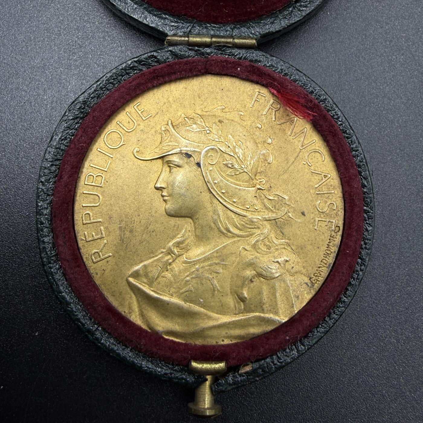 「木头集藏」“春启藏心”——章牌精品专场 G.Prud'homme～法国塞纳省楠泰尔速记员联盟原盒镀金银奖章，直径：41 mm，30.3 g，边铭：菱形厂标 ARGENT，少见戎装玛丽安娜形象，名家作品，原盒正常使用。