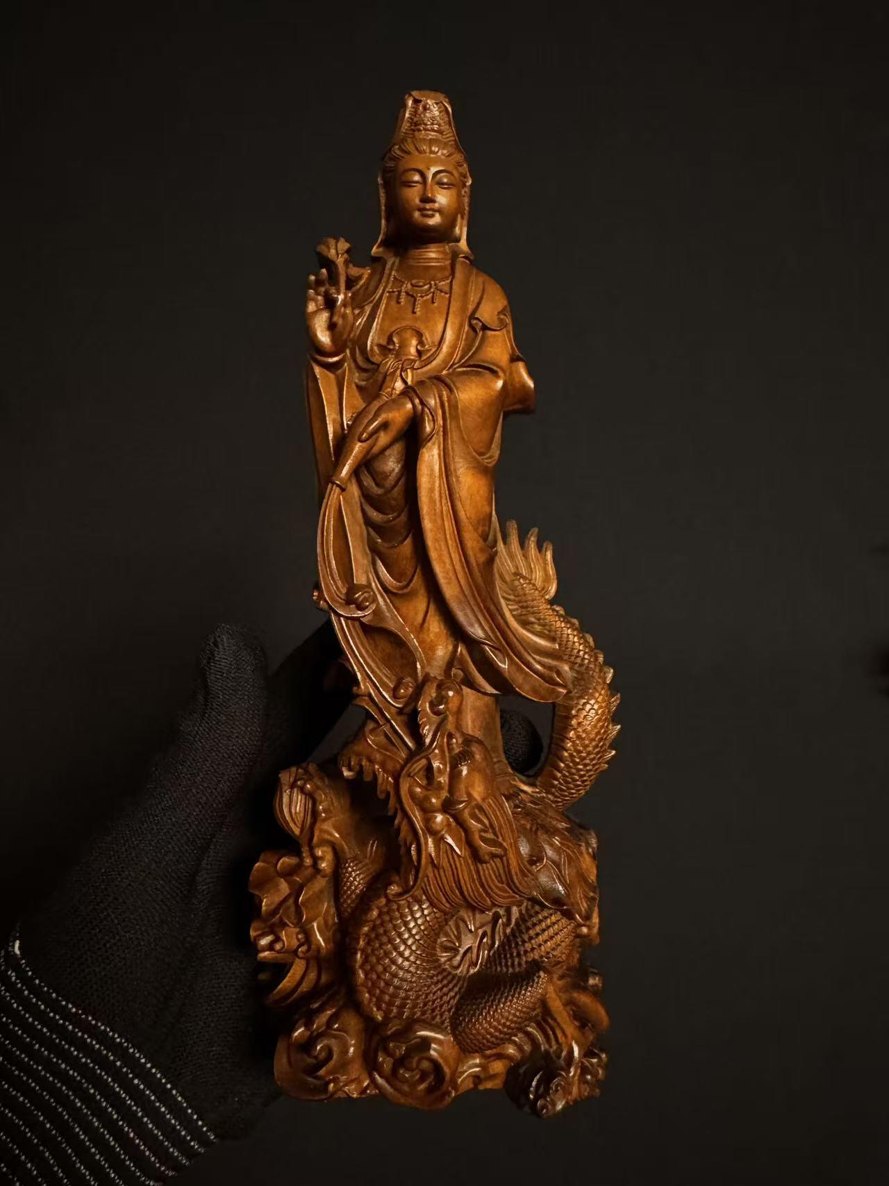 零元拍：黄杨木精雕（古法做旧工艺）观音立像，高约22CM，开脸慈悲宁静，双目微垂，发髻高挽，衣袂飘逸流畅，右手持杨柳枝，左手托净瓶，姿态温婉慈悲，是典型的“杨柳观音”形象。